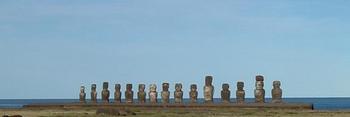 Der ahu Tongariki mit fünfzehn moai