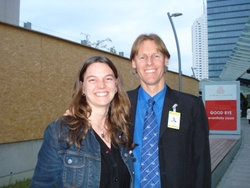 Alyn Ware und Katja Göbel bei der PrepCom (Vorbereitungskonferenz der 2010 Überprüfungskonferenz der Parteien des Nuklearen Nichtverbreitungsvertrags) 2007 in Wien