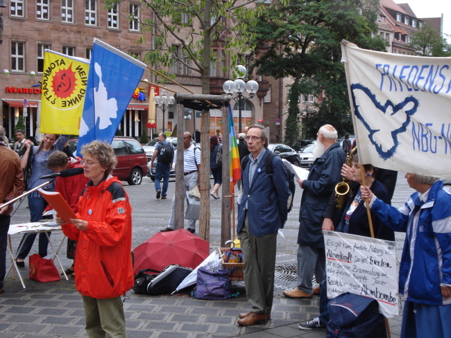 Rund 50 Friedensbewegte nahmen an der Mahnwache teil