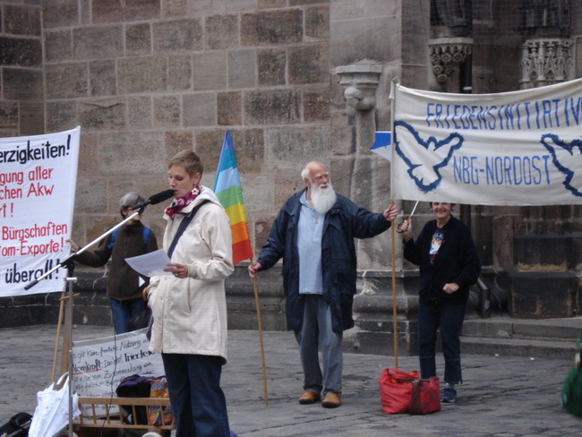 J. Ratzmann vor dem Hauptportal der Kirche St. Lorenz