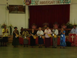 ohn Doom, e. von links, wird für sein Engagement für die Ökumene von der Pazifischen Kirchenkonferenz geehrt. 2011 in Samoa