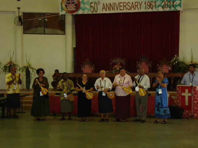 ohn Doom, e. von links, wird für sein Engagement für die Ökumene von der Pazifischen Kirchenkonferenz geehrt. 2011 in Samoa
