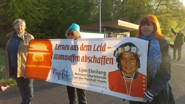 Pazifik-Netzwerk Mitglieder blockieren Büchel und fordern Verbot aller Atomwaffen