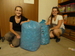 Schülerinnen bringen zwei von fünf Säcken voll mit Plastikdeckeln 