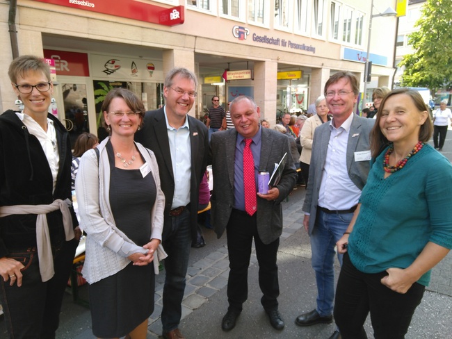 Julia Ratzmann, Dr. Gabriele und Hanns Hoerschelmann, Rodrigo Mundaca, Dr. Jürgen Bergmann und Gisela Voltz von Mission EineWelt