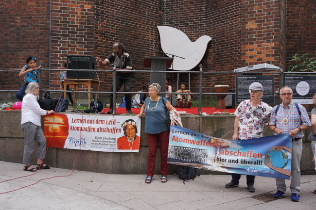 Protestaktion der Hamburger Regionalgruppe zum Hiroshimatag