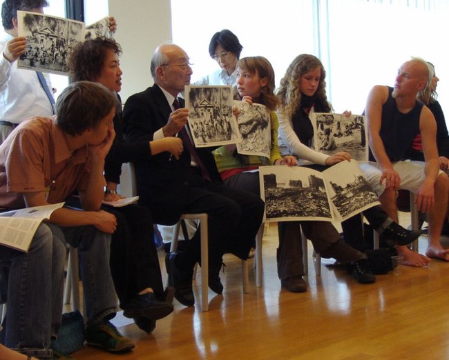 Ein Hibakusha berichtet jungen Menschen von seinen Erfahrungen, im UN-Gebäude in Wien, 2007. Foto: Terumi Tanaka, CC by: Creative Commons