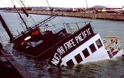 Die versinkende „Rainbow Warrior“ in Auckland/Neuseeland