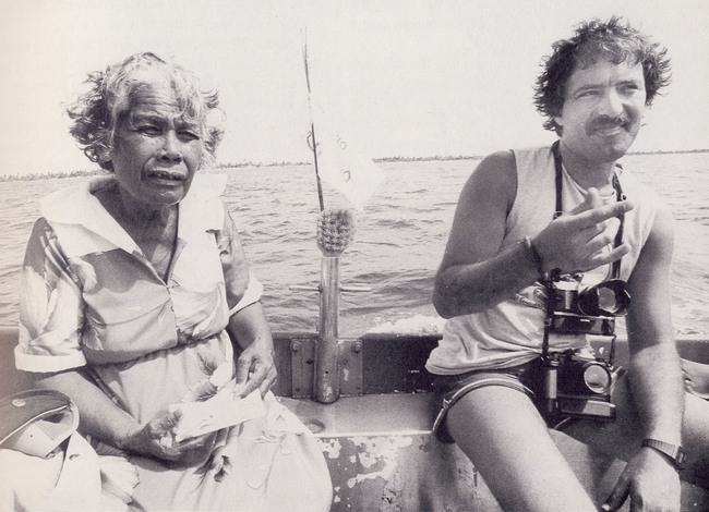 Der getötete Greenpeace-Fotograf Fernando Pereira mit einer Frau aus Rongelap (Marshall-Inseln)