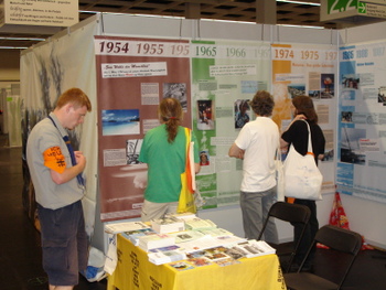Kirchentagsbesucher am Stand