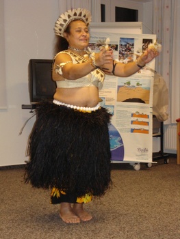 Julia Wölfert (Kiribati) beim Tanz