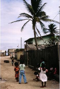 Kinder auf der Straße in Ebeye