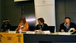 Lijon Eknilang auf der Berliner Pressekonferenz